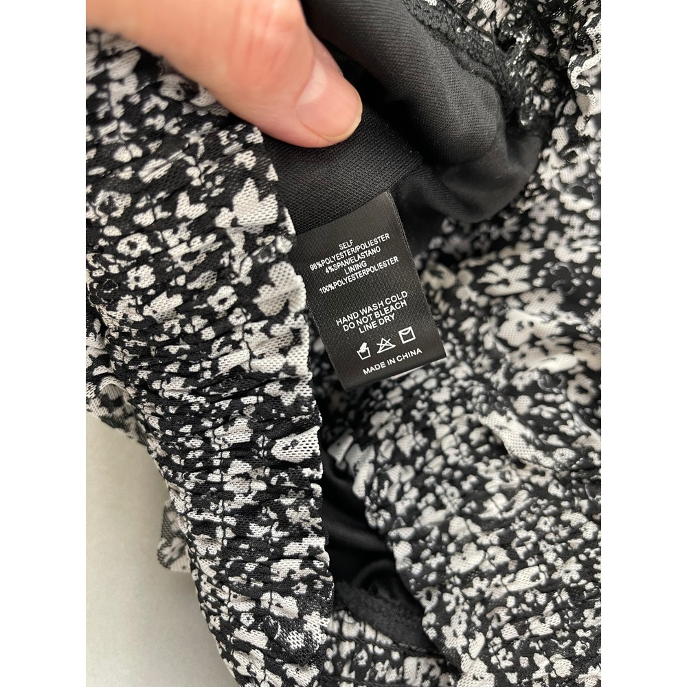 Evereve Womens Black‎ White Floral Smocked Hem V-Neck Blouse Medium - Picture 7 of 9